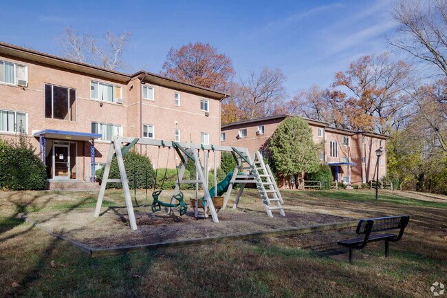 Building Photo - 2 Bedroom Apartment in Convenient Woodbridge Location – Friendship Place Apartments