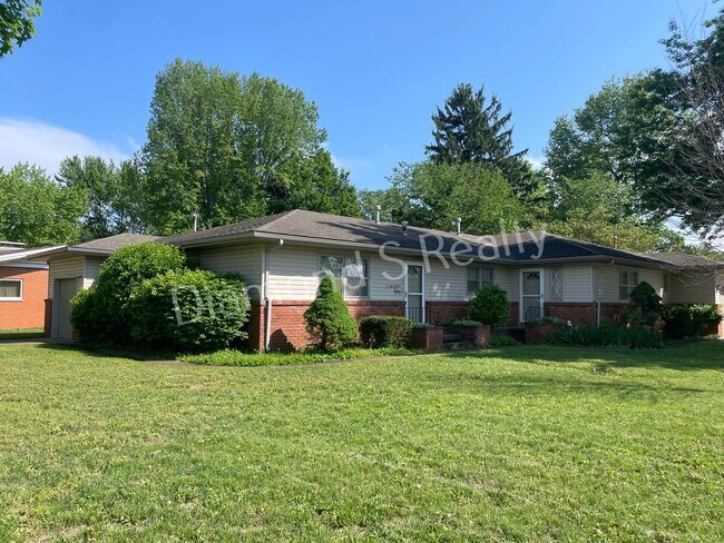 Foto del edificio - LOCATION! LOCATION! LOCATION!  South Springfield Duplex Available!