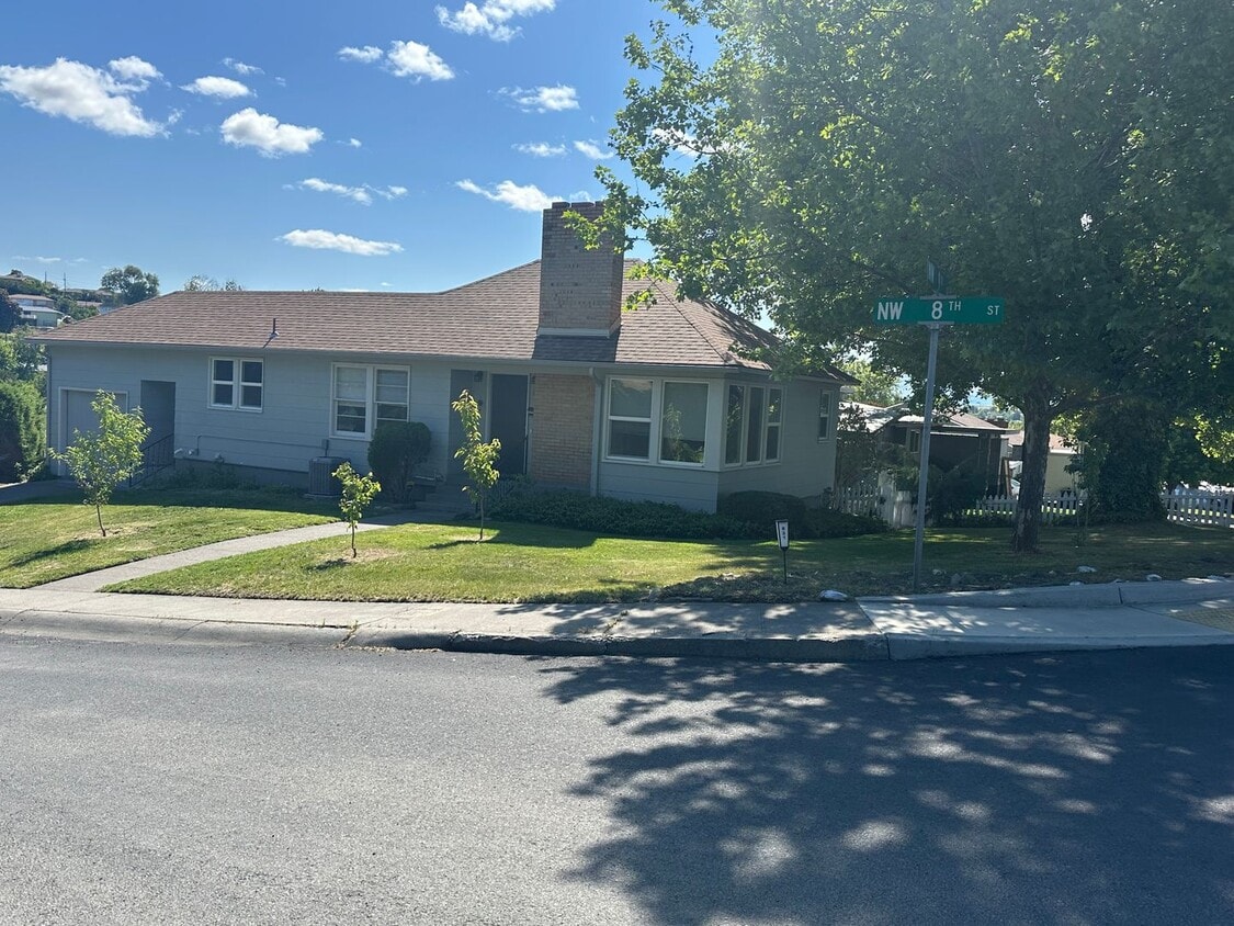 Building Photo - Large 3 bedroom 2 bath