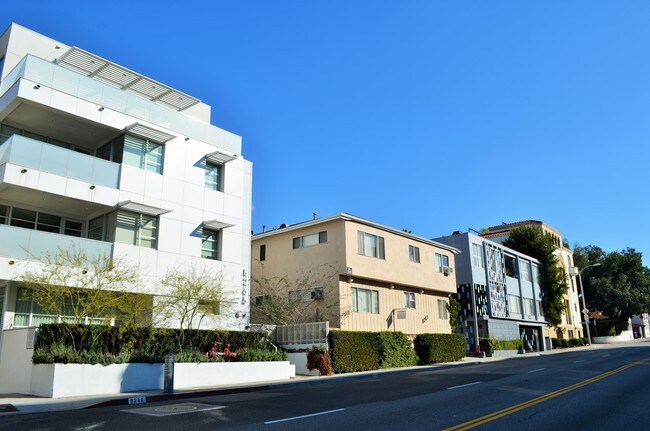 Building Photo - 8261 Fountain Ave