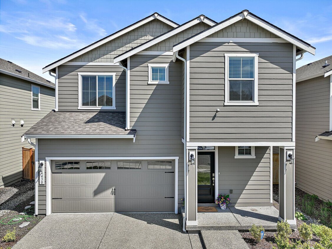 Primary Photo - Spacious 5 Bedroom Home in Bremerton