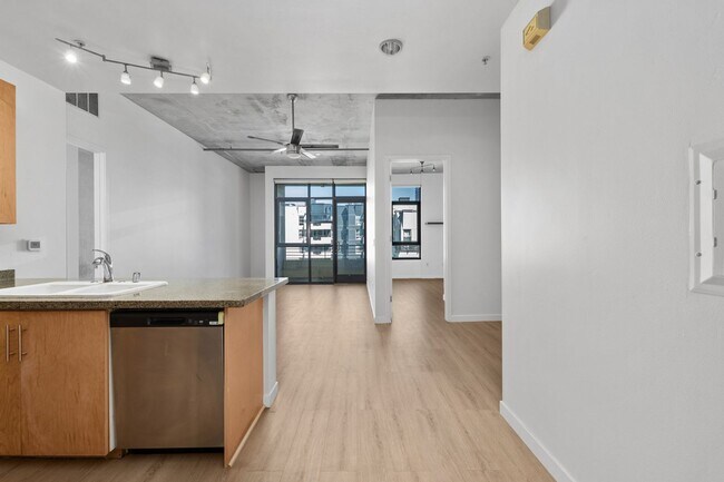 Foto del edificio - NEW FLOORS! Spacious 2 Bedroom 2 Bathroom ...