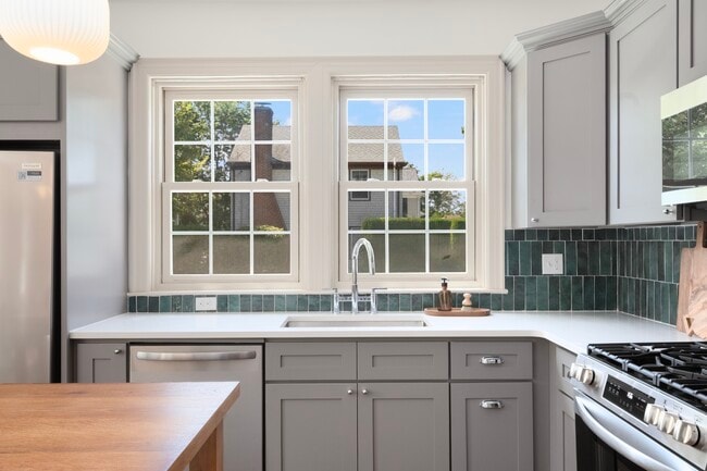 Building Photo - 294 Cole Ave