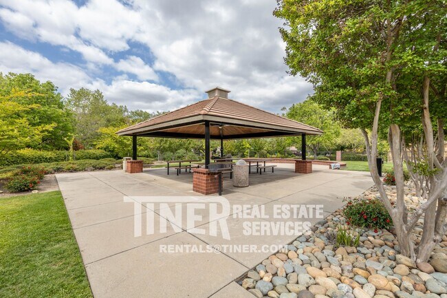 Foto del edificio - Great Three Bedroom Home in Folsom