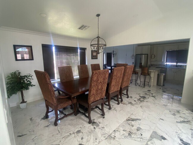 Foto del edificio - Fully Furnished 3 Bedroom Rental on the Go...