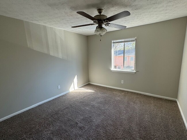 Building Photo - 2 Bedroom Condo Available for Immediate Oc...