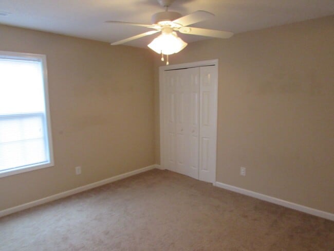 Building Photo - Conveniently Located Duplex!
