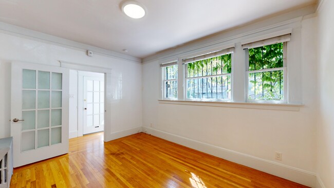 Building Photo - 822 Waller St