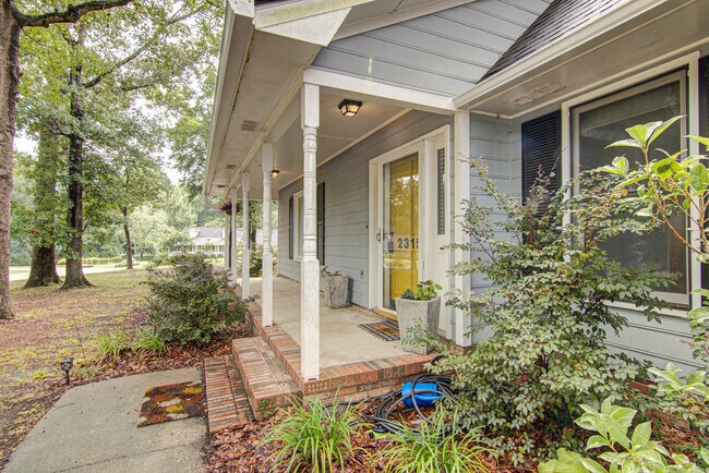 Foto del edificio - 2315 Treetop Ln