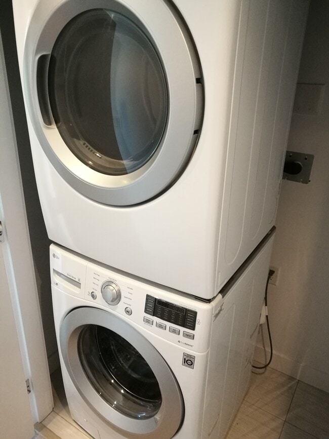 Building Photo - 518 Whiting Way