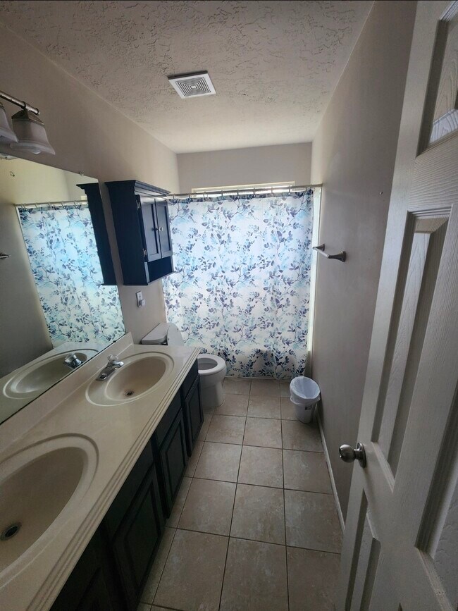 Foto del edificio - 16303 Candlerock Ct