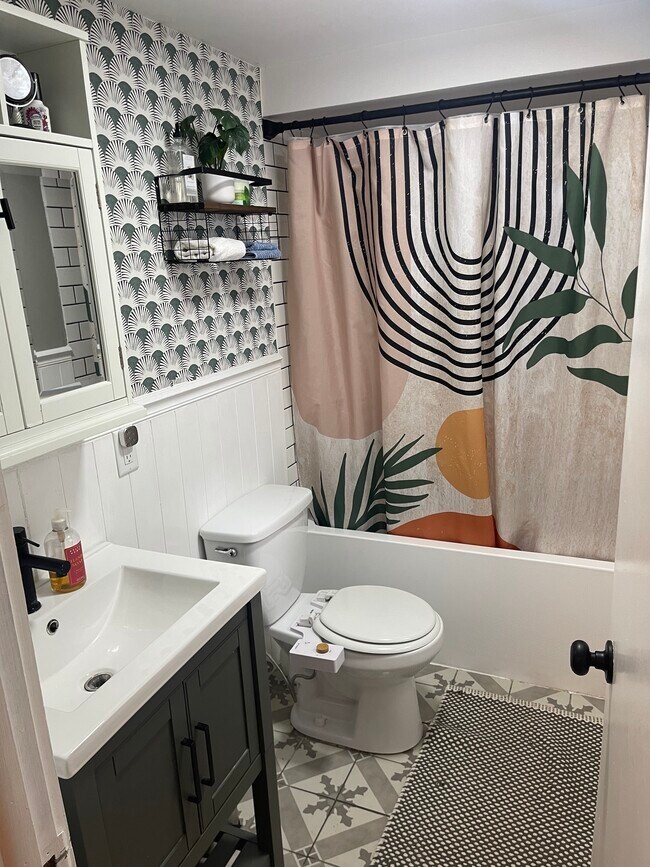 Baño - 198 S Main St