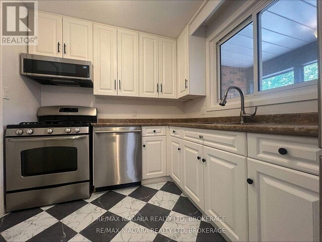 Building Photo - 7253 Thornhill Crescent