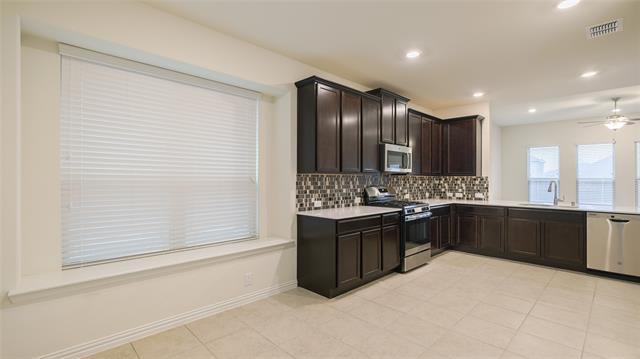 Foto del edificio - 1344 Lake Grove Dr