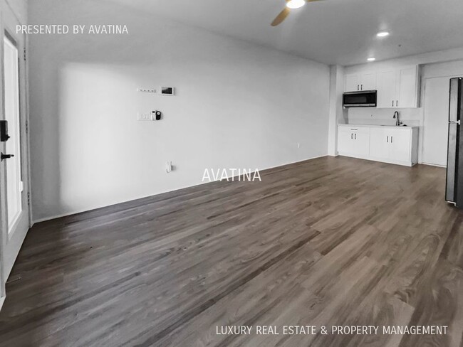 Building Photo - Video! Killer condo w/ garage & extra park...