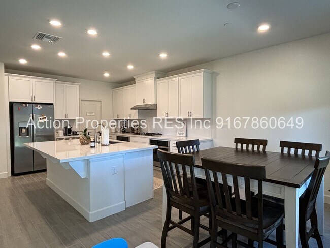 Foto del edificio - Beautiful Two Story 4 Bedroom, Bonus Room,...
