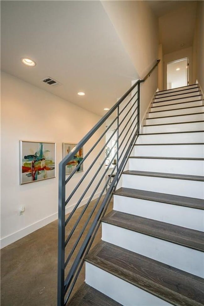 Building Photo - 2803 Crest Ave