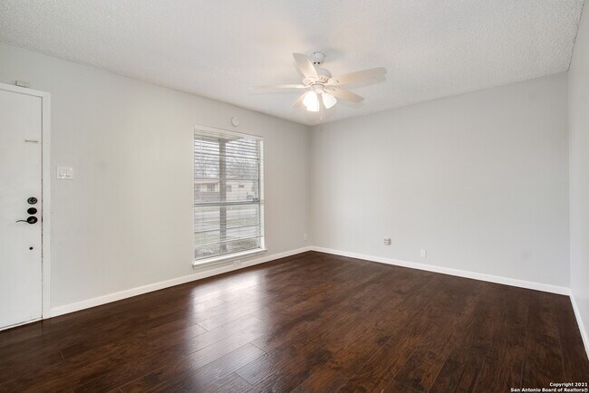 Foto del edificio - 300 Roanoke Dr