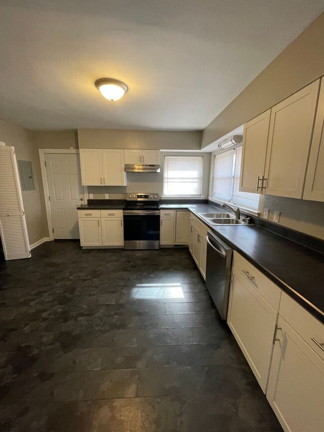 Building Photo - Adorable Brick Home!