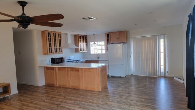 Building Photo - 3 Bed, 2 Bath House for Rent