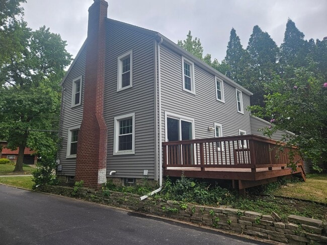 Building Photo - Kent 4 bedroom 1.5 bath house for rent
