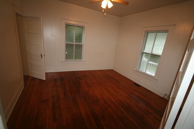 Building Photo - Adorable 2 Bedroom Walltown Home / All App...