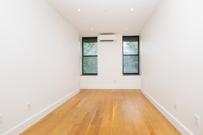 Foto del edificio - 245 E Second St