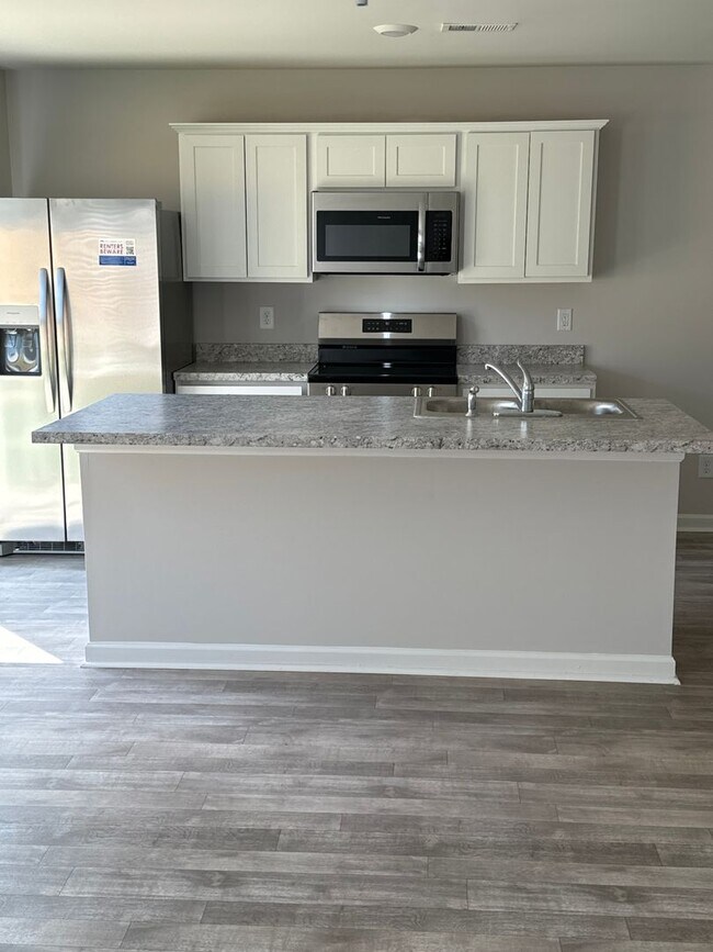 Foto del edificio - *Rent FREE until May1!*  Three Bedroom | Two and a Half Bath Townhome