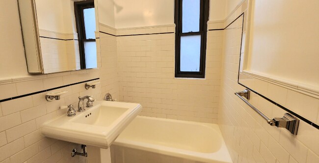 Building Photo - 141 E 56th St