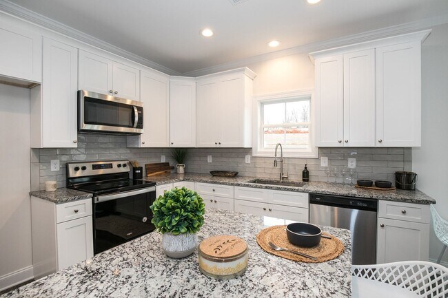 Foto del edificio - Luxury 2-Bedroom Townhome for Rent in Chimney Oaks – Golf Community Living!