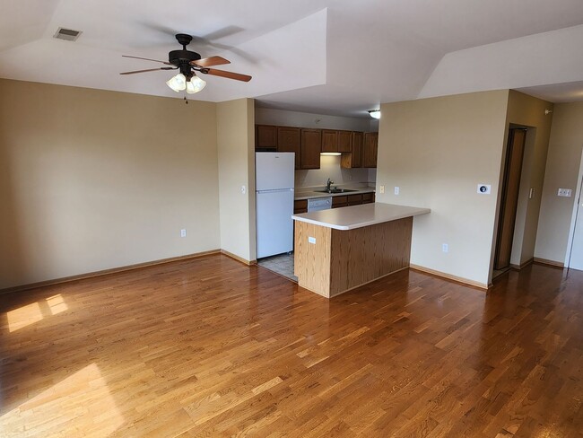 Building Photo - 2 bed 2 bath Kenosha condo
