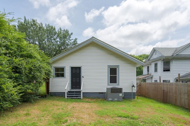 Building Photo - Cute home located in Greensboro