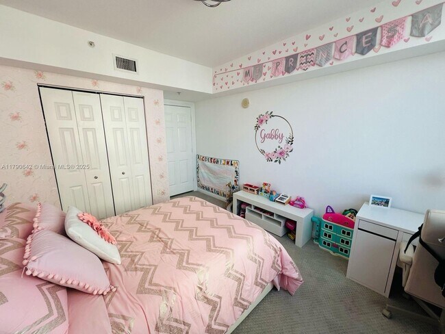 Foto del edificio - 1745 E Hallandale Beach Blvd