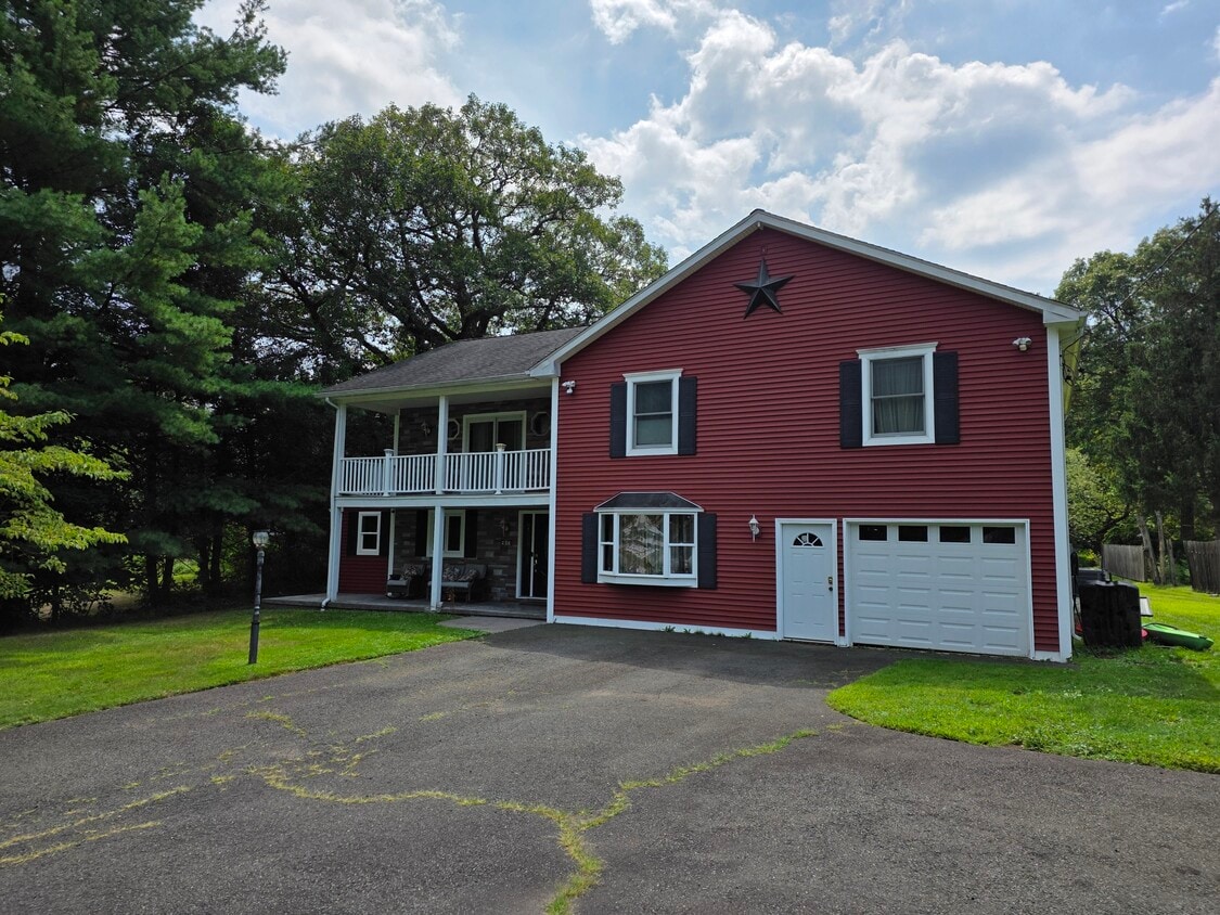 Foto principal - 913 Pleasant Valley Rd