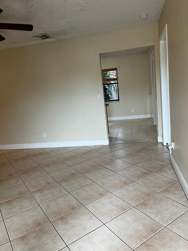 Foto del edificio - 6131 SW 42nd Pl