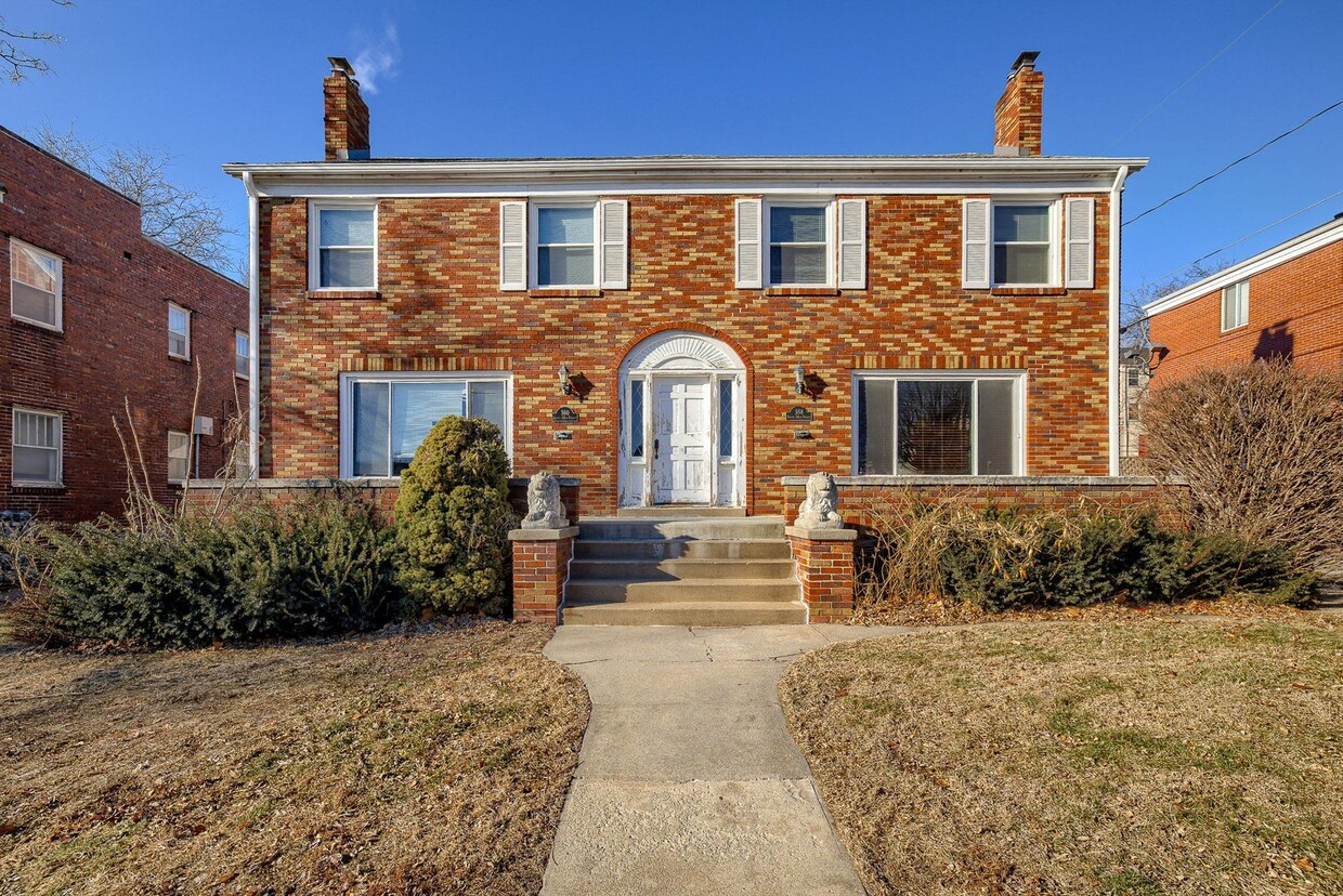 Charming 3 Bedroom Duplex In Prime Location!! - Charming 3 Bedroom Duplex In Prime Location!!