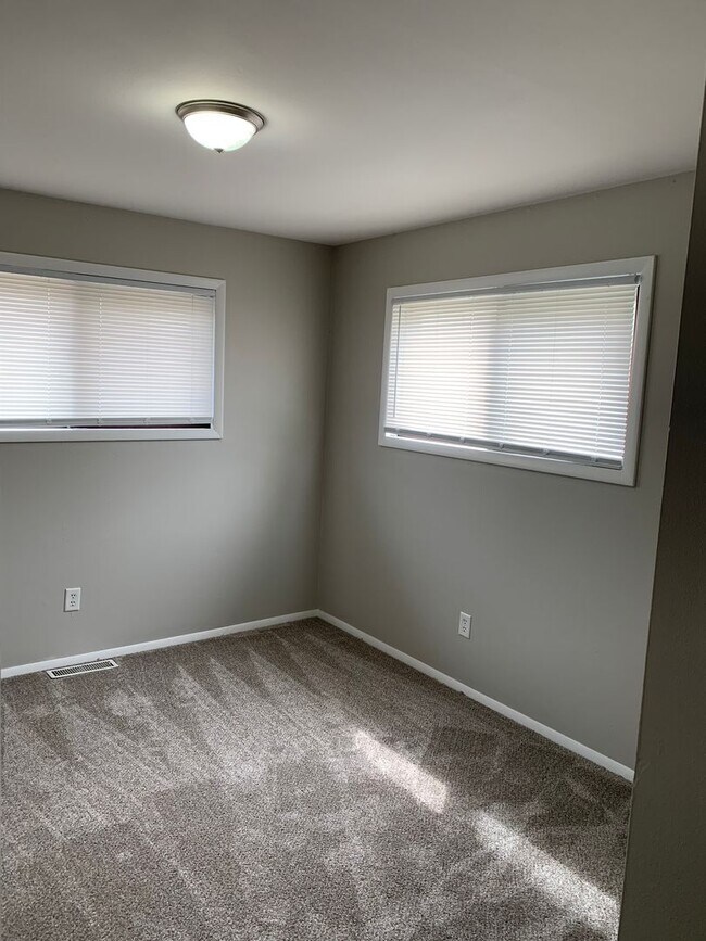 Foto del edificio - Spacious 3 bd 1.5 bth Raised Ranch Duplex