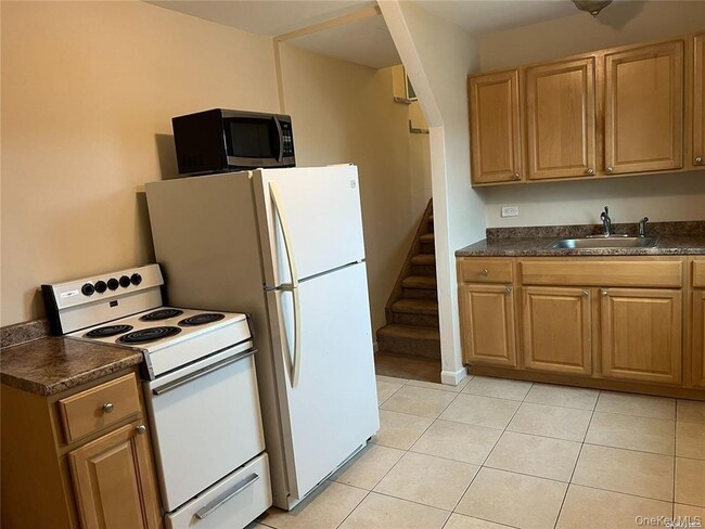 Building Photo - 167 N Elm St