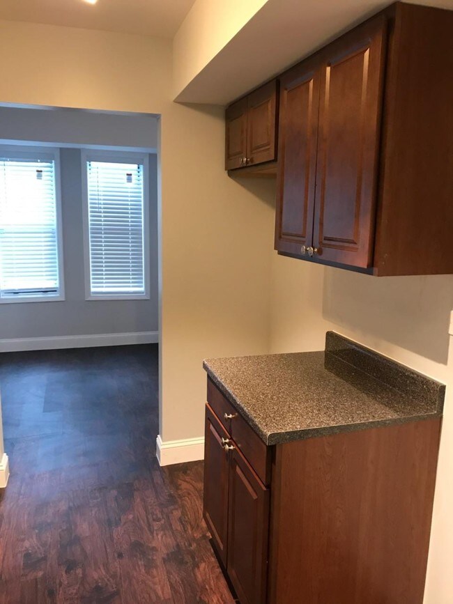 Building Photo - 2212 Country Club Dr