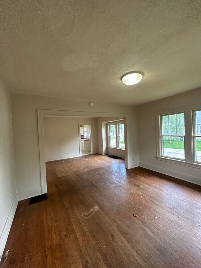 Building Photo - 2 Bedroom House