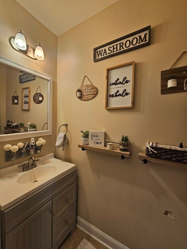 Building Photo - Beautiful Home Located in Gated Community ...