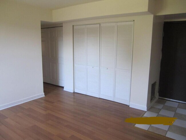 FRONT/LIVING ROOM - 1860 S Karlov Ave