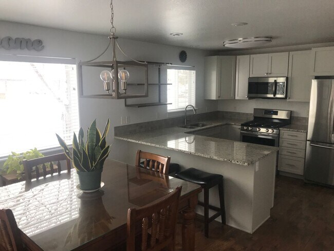 Foto del edificio - Beautiful 3 bed, 2 bath in the desirable Stonegate Neighborhood