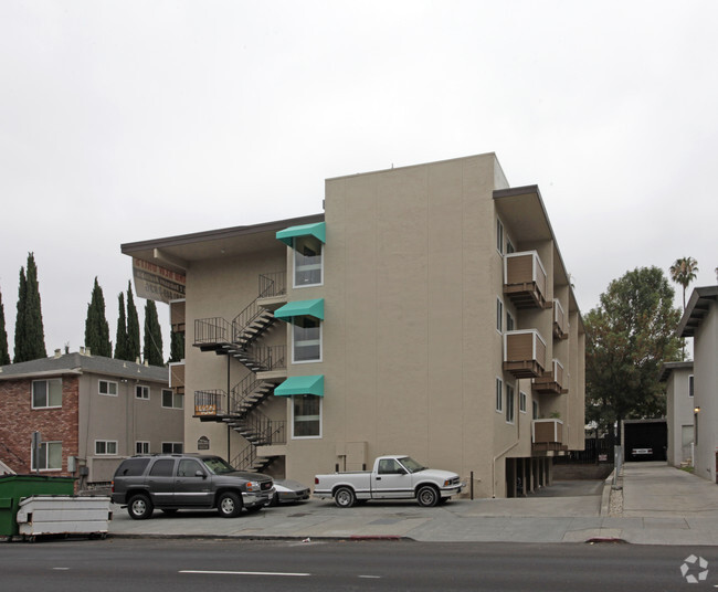 Building Photo - University Commons