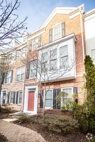 Building Photo - 2443 Huntington Park Dr