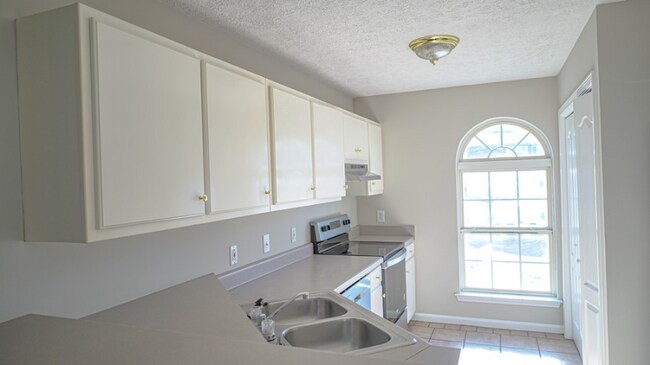 Building Photo - 1521 Center Pointe Dr