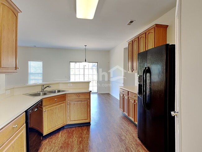 Foto del edificio - 7346 Daerwood Pl