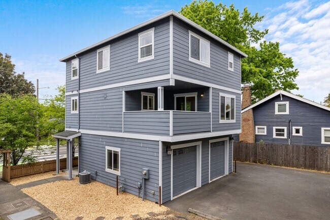 Foto del edificio - Creston-Kenilworth Neighborhood Newer Cons...