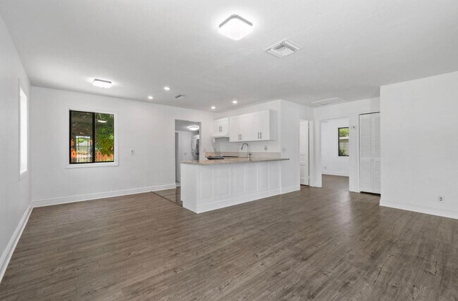 Foto del edificio - 641 Forest Hill Blvd