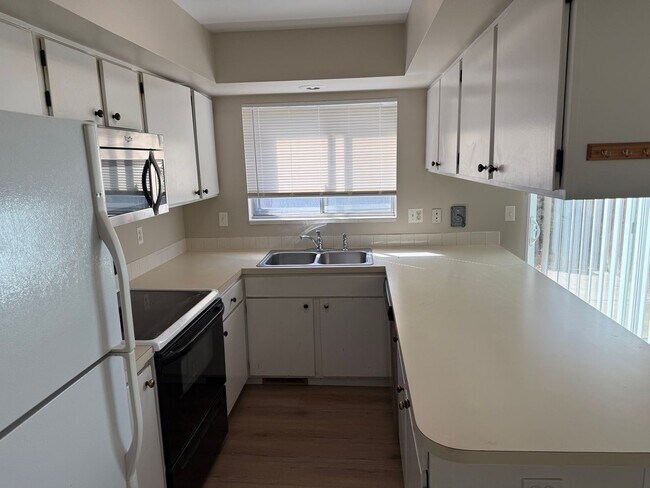 Foto del edificio - Spacious 2-bed, 1.5-bath Townhouse-Delivers Comfort & Convenience